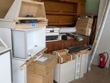 plein de cartons, les uns à côté des autres, par terre dans une pièce
