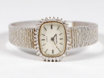 une montre-bracelet de femme ornée de diamants