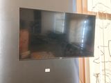 une photo d'un téléviseur accroché au mur