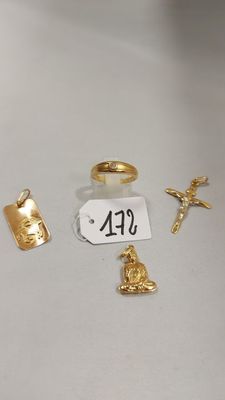 un gros plan sur une table blanche avec un tas de bagues en or
