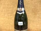 La bouteille de champagne est posée sur la table, prête à être servie.