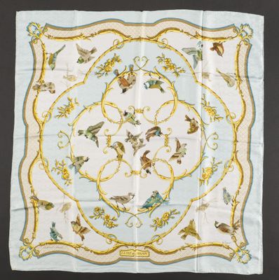une écharpe blanche et bleue ornée d'oiseaux et de fleurs