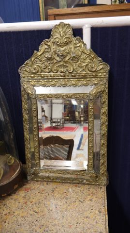 Miroir à parecloses en cuivre repoussé doré H : 66