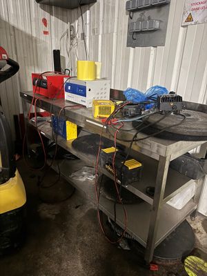 un chariot élévateur garé devant un établi dans un garage