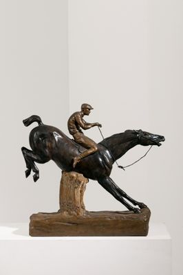 statue d'un homme à cheval, posée sur un socle dans une pièce