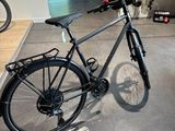 un vélo garé dans un magasin