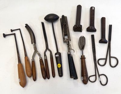 Réunion de douze fers à friser ou à marquer, certains avec p…