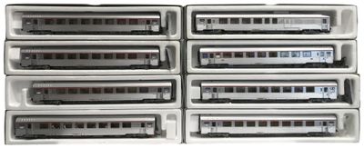 six wagons qui sont rangés dans un box