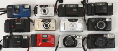 de nombreux modèles d'appareils photo numériques posés sur la table