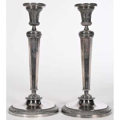 paire de bougeoirs plaqués argent, avec un motif orné sur la base