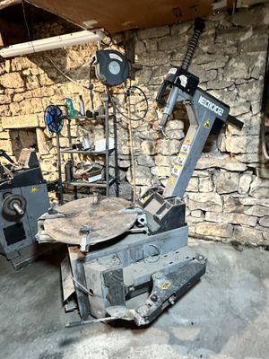 une machine qui se trouve à l'intérieur d'un bâtiment