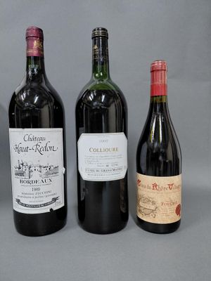 trois bouteilles de vin sont alignées sur une surface grise