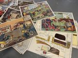 une pile de vieilles cartes postales posée sur une table