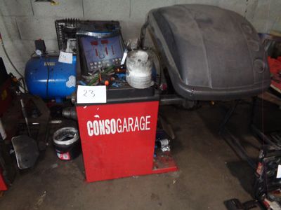 une boîte rouge sur laquelle est apposée une étiquette, dans un garage