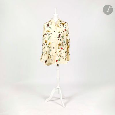 image d'une robe sur un mannequin sur fond blanc