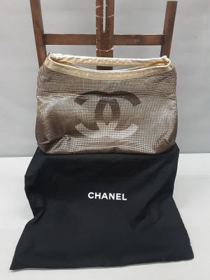 CHANEL. Sac Hobo en cuir doré. Facture et dustbag joints.