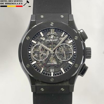 La montre est noire et possède un cadran camouflage.