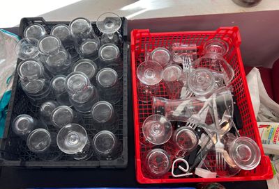 deux paniers remplis de verres à vin vides posés sur une table