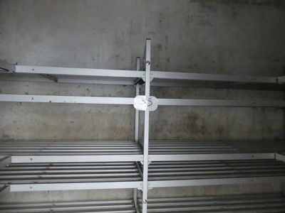 une étagère métallique comportant plusieurs tablettes
