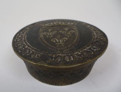 une image représentant une boîte en métal ornée d'un blason