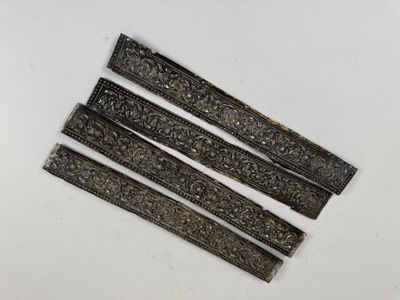 Quatre éléments probablement en argent étranger à décor de r… - Photo 1