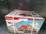 une boîte de jouets posée sur une étagère dans un magasin