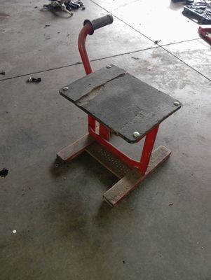 un petit bureau qui se trouve dans le garage