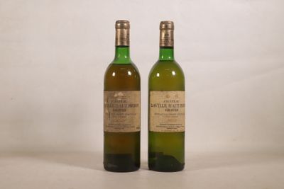 deux bouteilles de vin posées l'une à côté de l'autre sur une table