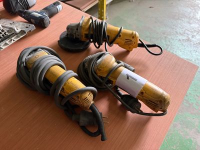 deux perceuses électriques posées l'une à côté de l'autre sur une table
