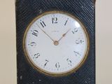 une petite horloge posée sur une table