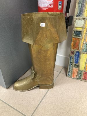 une photo d'une paire de bottes posées par terre