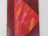 une image représentant un livre rouge et orange surmonté d'un triangle