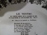 une assiette en noir et blanc sur laquelle est inscrit un poème