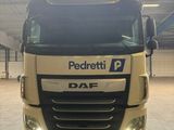 un gros camion garé dans un garage