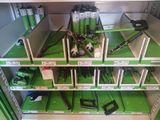 de nombreux outils différents sur les rayons du magasin