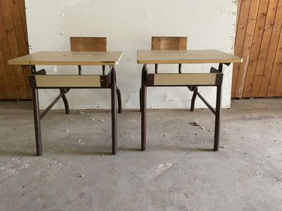 Lot de 2 bureaux ecole avec chaises- plateaux bois mauvais e…