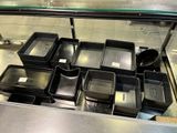 de nombreux plateaux de nourriture exposés dans une vitrine
