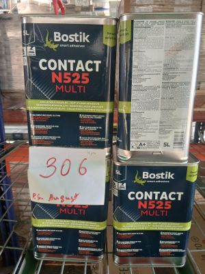 Deux pots de peinture sont empilés l'un sur l'autre dans un magasin.