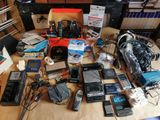une table sur laquelle se trouvent de nombreux appareils électroniques et composants électroniques
