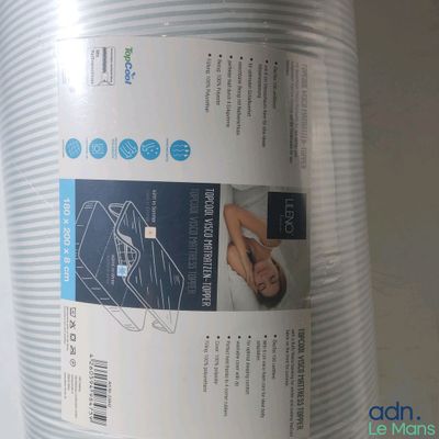 un gros plan d'un récipient en plastique muni d'une étiquette