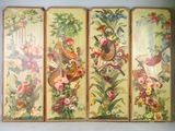 quatre panneaux d'un tableau représentant des oiseaux et des fleurs, accrochés au mur