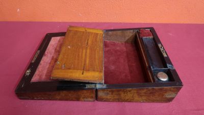 une petite boîte en bois contenant un miroir