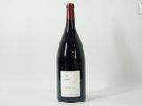 une bouteille de vin posée sur une table