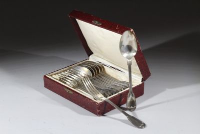 des couverts dans une boîte rouge, avec une cuillère et un repose-cuillère