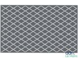 un tapis gris et blanc orné d'un motif en losanges