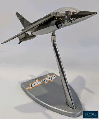 une maquette d'avion de chasse posée sur un socle