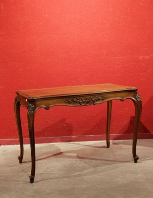 une photo d'une table en bois devant un mur rouge