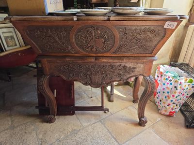 une table sur laquelle est posé un saladier