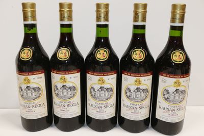 six bouteilles de vin sont alignées sur une table