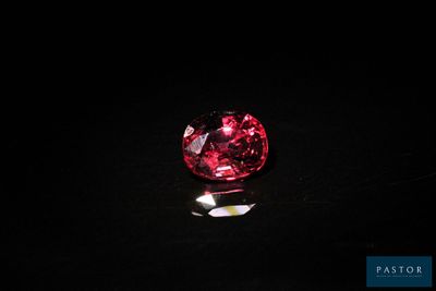 gros plan d'un diamant rouge sur une surface noire